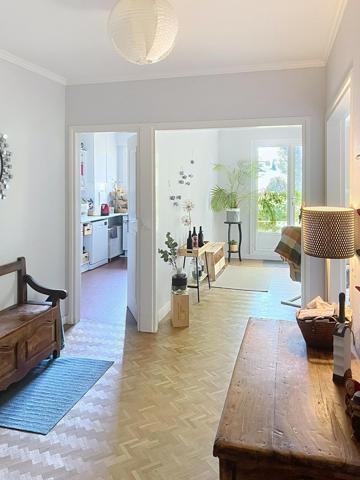 Lumineux appartement en RDC avec jardin privatif 100 m2 et stationnements, proche Loire.