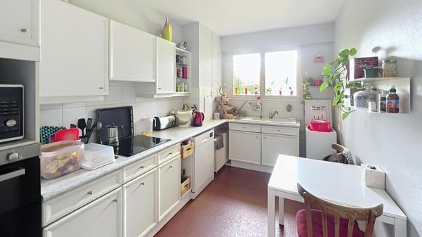 Lumineux appartement en RDC avec jardin privatif 100 m2 et stationnements, proche Loire.