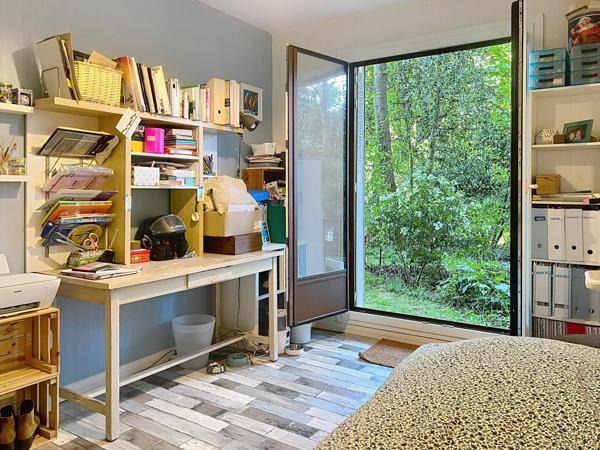 Lumineux appartement en RDC avec jardin privatif 100 m2 et stationnements, proche Loire.
