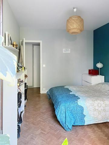 Lumineux appartement en RDC avec jardin privatif 100 m2 et stationnements, proche Loire.