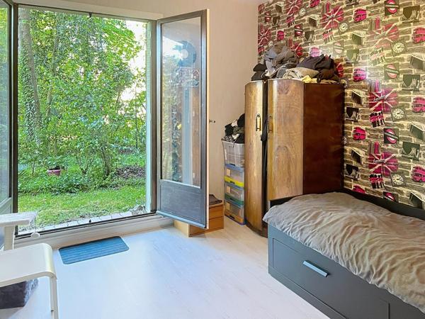 Lumineux appartement en RDC avec jardin privatif 100 m2 et stationnements, proche Loire.