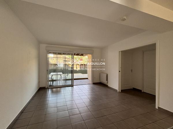 Apt. 3 pièces RdC, terrasse et parking