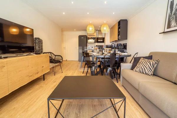 A proximité immédiate des plages et du Port Camille Rayon