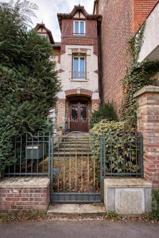 À Gisors, à deux pas du centre-ville, des commerces et de la gare, découvrez cette maison familiale aux volumes généreux offrant un cadre de vie pratique et agréable au quotidien. Derrière sa façade discrète se cache une maison lumineuse, pensée pour accueillir une famille tout en laissant de belles possibilités d'aménagement selon vos besoins.

Dès l'entrée, vous profitez d'une distribution fonctionnelle avec une cuisine indépendante permettant de conserver un véritable espace dédié aux repas et à la préparation. Le rez-de-chaussée comprend également un WC séparé, un salon chaleureux, un séjour convivial ainsi qu'une vaste pièce de vie d'environ 40 m² baignée de lumière grâce à ses ouvertures sur l'extérieur. Cet espace central de la maison offre un environnement idéal pour partager des moments en famille ou recevoir en toute simplicité.

La pièce de vie donne directement accès à une terrasse et à un jardin clos de murs, apportant calme et intimité. Cet extérieur agréable permet de profiter pleinement des beaux jours, avec suffisamment d'espace pour créer un coin détente, un espace repas ou un jardin paysager selon vos envies.

Au premier étage, l'espace nuit se compose de 2 chambres confortables ainsi que d'une salle d'eau avec WC. Les volumes restent équilibrés et adaptés à une vie de famille.

Le second étage accueille 2 chambres supplémentaires ainsi qu'une seconde salle d'eau avec WC. Ce niveau peut parfaitement convenir à des enfants plus grands, à un espace invités, à du télétravail ou encore à la création d'un espace indépendant selon les projets.

La maison dispose d'une pompe à chaleur AIR/EAU neuve, un véritable atout permettant d'améliorer le confort thermique tout en maîtrisant les consommations énergétiques. Son agencement, ses volumes et sa localisation en font un bien offrant un réel potentiel de valorisation après quelques aménagements ou rafraîchissements selon les goûts de chacun.

Les + du bien :

• Centre-ville et gare accessibles à pied
• Pompe à chaleur AIR/EAU neuve (économies d'énergie)
• 4 chambres au total
• Jardin clos et agréable
• Belle pièce de vie lumineuse d'environ 40 m²
• Beau potentiel d'aménagement et de valorisation

Une maison idéale pour une famille. À visiter rapidement.