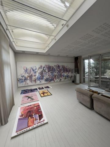 À Gisors, à deux pas du centre-ville, des commerces et de la gare, découvrez cette maison familiale aux volumes généreux offrant un cadre de vie pratique et agréable au quotidien. Derrière sa façade discrète se cache une maison lumineuse, pensée pour accueillir une famille tout en laissant de belles possibilités d'aménagement selon vos besoins.

Dès l'entrée, vous profitez d'une distribution fonctionnelle avec une cuisine indépendante permettant de conserver un véritable espace dédié aux repas et à la préparation. Le rez-de-chaussée comprend également un WC séparé, un salon chaleureux, un séjour convivial ainsi qu'une vaste pièce de vie d'environ 40 m² baignée de lumière grâce à ses ouvertures sur l'extérieur. Cet espace central de la maison offre un environnement idéal pour partager des moments en famille ou recevoir en toute simplicité.

La pièce de vie donne directement accès à une terrasse et à un jardin clos de murs, apportant calme et intimité. Cet extérieur agréable permet de profiter pleinement des beaux jours, avec suffisamment d'espace pour créer un coin détente, un espace repas ou un jardin paysager selon vos envies.

Au premier étage, l'espace nuit se compose de 2 chambres confortables ainsi que d'une salle d'eau avec WC. Les volumes restent équilibrés et adaptés à une vie de famille.

Le second étage accueille 2 chambres supplémentaires ainsi qu'une seconde salle d'eau avec WC. Ce niveau peut parfaitement convenir à des enfants plus grands, à un espace invités, à du télétravail ou encore à la création d'un espace indépendant selon les projets.

La maison dispose d'une pompe à chaleur AIR/EAU neuve, un véritable atout permettant d'améliorer le confort thermique tout en maîtrisant les consommations énergétiques. Son agencement, ses volumes et sa localisation en font un bien offrant un réel potentiel de valorisation après quelques aménagements ou rafraîchissements selon les goûts de chacun.

Les + du bien :

• Centre-ville et gare accessibles à pied
• Pompe à chaleur AIR/EAU neuve (économies d'énergie)
• 4 chambres au total
• Jardin clos et agréable
• Belle pièce de vie lumineuse d'environ 40 m²
• Beau potentiel d'aménagement et de valorisation

Une maison idéale pour une famille. À visiter rapidement.
