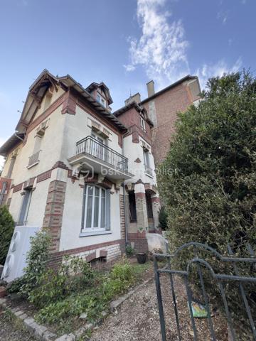 À Gisors, à deux pas du centre-ville, des commerces et de la gare, découvrez cette maison familiale aux volumes généreux offrant un cadre de vie pratique et agréable au quotidien. Derrière sa façade discrète se cache une maison lumineuse, pensée pour accueillir une famille tout en laissant de belles possibilités d'aménagement selon vos besoins.

Dès l'entrée, vous profitez d'une distribution fonctionnelle avec une cuisine indépendante permettant de conserver un véritable espace dédié aux repas et à la préparation. Le rez-de-chaussée comprend également un WC séparé, un salon chaleureux, un séjour convivial ainsi qu'une vaste pièce de vie d'environ 40 m² baignée de lumière grâce à ses ouvertures sur l'extérieur. Cet espace central de la maison offre un environnement idéal pour partager des moments en famille ou recevoir en toute simplicité.

La pièce de vie donne directement accès à une terrasse et à un jardin clos de murs, apportant calme et intimité. Cet extérieur agréable permet de profiter pleinement des beaux jours, avec suffisamment d'espace pour créer un coin détente, un espace repas ou un jardin paysager selon vos envies.

Au premier étage, l'espace nuit se compose de 2 chambres confortables ainsi que d'une salle d'eau avec WC. Les volumes restent équilibrés et adaptés à une vie de famille.

Le second étage accueille 2 chambres supplémentaires ainsi qu'une seconde salle d'eau avec WC. Ce niveau peut parfaitement convenir à des enfants plus grands, à un espace invités, à du télétravail ou encore à la création d'un espace indépendant selon les projets.

La maison dispose d'une pompe à chaleur AIR/EAU neuve, un véritable atout permettant d'améliorer le confort thermique tout en maîtrisant les consommations énergétiques. Son agencement, ses volumes et sa localisation en font un bien offrant un réel potentiel de valorisation après quelques aménagements ou rafraîchissements selon les goûts de chacun.

Les + du bien :

• Centre-ville et gare accessibles à pied
• Pompe à chaleur AIR/EAU neuve (économies d'énergie)
• 4 chambres au total
• Jardin clos et agréable
• Belle pièce de vie lumineuse d'environ 40 m²
• Beau potentiel d'aménagement et de valorisation

Une maison idéale pour une famille. À visiter rapidement.