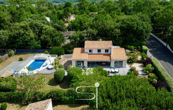 Villa
                                                                                                                                                                                                                                                                                                                        7 pièce(s)                                                                                                                                                                                                          4 chambre(s)                                                                                                                                                                                                          177  m²