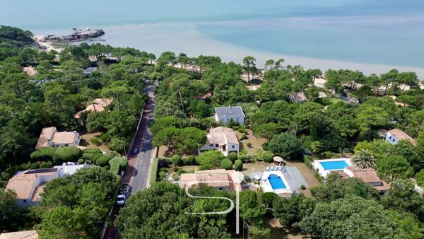 Villa
                                                                                                                                                                                                                                                                                                                        7 pièce(s)                                                                                                                                                                                                          4 chambre(s)                                                                                                                                                                                                          177  m²