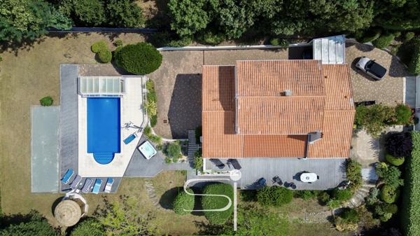 Villa
                                                                                                                                                                                                                                                                                                                        7 pièce(s)                                                                                                                                                                                                          4 chambre(s)                                                                                                                                                                                                          177  m²