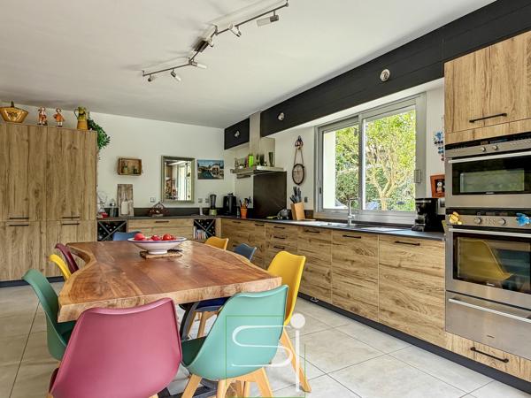 Villa
                                                                                                                                                                                                                                                                                                                        7 pièce(s)                                                                                                                                                                                                          4 chambre(s)                                                                                                                                                                                                          177  m²