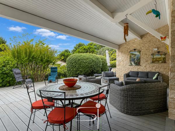 Villa
                                                                                                                                                                                                                                                                                                                        7 pièce(s)                                                                                                                                                                                                          4 chambre(s)                                                                                                                                                                                                          177  m²