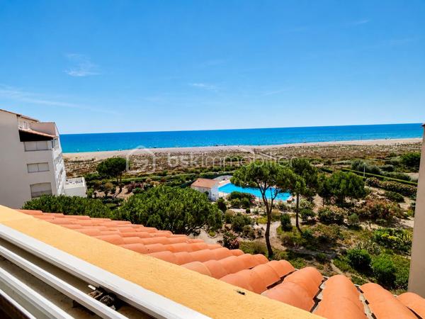 Laissez-vous séduire par ce superbe appartement entièrement rénové, situé au 5ᵉ et dernier étage avec ascenseur, au sein d'une résidence sécurisée avec piscine réservée aux résidents.

Dès l'entrée, un couloir dessert une chambre avec placard, une salle d'eau moderne ainsi que des WC indépendants. Vous découvrirez ensuite une belle cuisine entièrement équipée, ouverte sur un séjour lumineux offrant une vue magnifique.

À l'étage, un vaste salon complète l'espace de vie et dessert deux espaces nuit, idéals pour accueillir famille et amis.

Grâce à sa situation exceptionnelle face à la mer, sa rénovation de qualité, ses beaux volumes et sa luminosité, cet appartement constitue un bien rare, parfait en résidence principale, secondaire ou pour un investissement locatif.

Un bien coup de cœur à découvrir sans tarder !