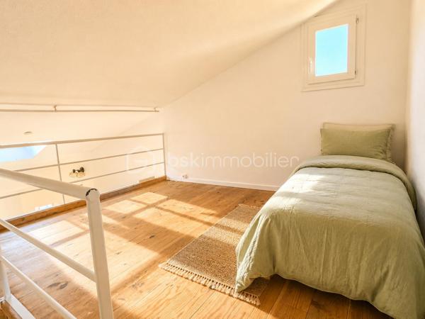 Laissez-vous séduire par ce superbe appartement entièrement rénové, situé au 5ᵉ et dernier étage avec ascenseur, au sein d'une résidence sécurisée avec piscine réservée aux résidents.

Dès l'entrée, un couloir dessert une chambre avec placard, une salle d'eau moderne ainsi que des WC indépendants. Vous découvrirez ensuite une belle cuisine entièrement équipée, ouverte sur un séjour lumineux offrant une vue magnifique.

À l'étage, un vaste salon complète l'espace de vie et dessert deux espaces nuit, idéals pour accueillir famille et amis.

Grâce à sa situation exceptionnelle face à la mer, sa rénovation de qualité, ses beaux volumes et sa luminosité, cet appartement constitue un bien rare, parfait en résidence principale, secondaire ou pour un investissement locatif.

Un bien coup de cœur à découvrir sans tarder !