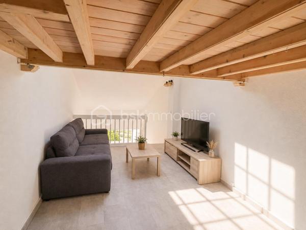 Laissez-vous séduire par ce superbe appartement entièrement rénové, situé au 5ᵉ et dernier étage avec ascenseur, au sein d'une résidence sécurisée avec piscine réservée aux résidents.

Dès l'entrée, un couloir dessert une chambre avec placard, une salle d'eau moderne ainsi que des WC indépendants. Vous découvrirez ensuite une belle cuisine entièrement équipée, ouverte sur un séjour lumineux offrant une vue magnifique.

À l'étage, un vaste salon complète l'espace de vie et dessert deux espaces nuit, idéals pour accueillir famille et amis.

Grâce à sa situation exceptionnelle face à la mer, sa rénovation de qualité, ses beaux volumes et sa luminosité, cet appartement constitue un bien rare, parfait en résidence principale, secondaire ou pour un investissement locatif.

Un bien coup de cœur à découvrir sans tarder !