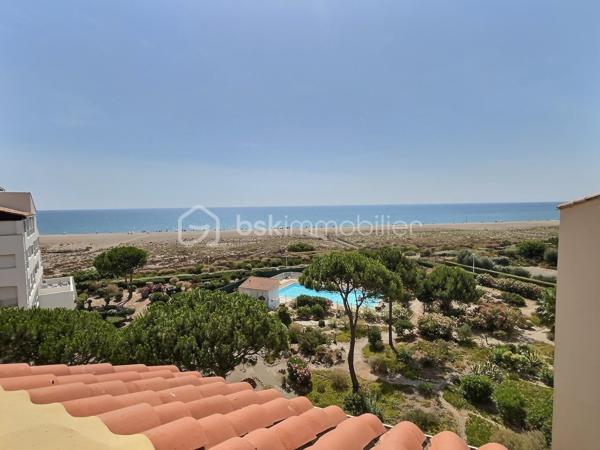 Laissez-vous séduire par ce superbe appartement entièrement rénové, situé au 5ᵉ et dernier étage avec ascenseur, au sein d'une résidence sécurisée avec piscine réservée aux résidents.

Dès l'entrée, un couloir dessert une chambre avec placard, une salle d'eau moderne ainsi que des WC indépendants. Vous découvrirez ensuite une belle cuisine entièrement équipée, ouverte sur un séjour lumineux offrant une vue magnifique.

À l'étage, un vaste salon complète l'espace de vie et dessert deux espaces nuit, idéals pour accueillir famille et amis.

Grâce à sa situation exceptionnelle face à la mer, sa rénovation de qualité, ses beaux volumes et sa luminosité, cet appartement constitue un bien rare, parfait en résidence principale, secondaire ou pour un investissement locatif.

Un bien coup de cœur à découvrir sans tarder !