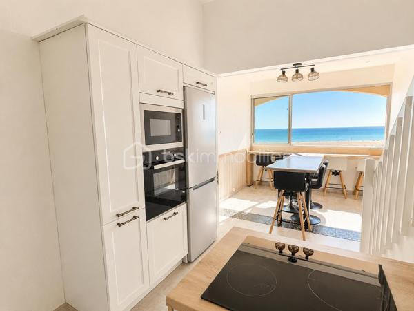 Laissez-vous séduire par ce superbe appartement entièrement rénové, situé au 5ᵉ et dernier étage avec ascenseur, au sein d'une résidence sécurisée avec piscine réservée aux résidents.

Dès l'entrée, un couloir dessert une chambre avec placard, une salle d'eau moderne ainsi que des WC indépendants. Vous découvrirez ensuite une belle cuisine entièrement équipée, ouverte sur un séjour lumineux offrant une vue magnifique.

À l'étage, un vaste salon complète l'espace de vie et dessert deux espaces nuit, idéals pour accueillir famille et amis.

Grâce à sa situation exceptionnelle face à la mer, sa rénovation de qualité, ses beaux volumes et sa luminosité, cet appartement constitue un bien rare, parfait en résidence principale, secondaire ou pour un investissement locatif.

Un bien coup de cœur à découvrir sans tarder !