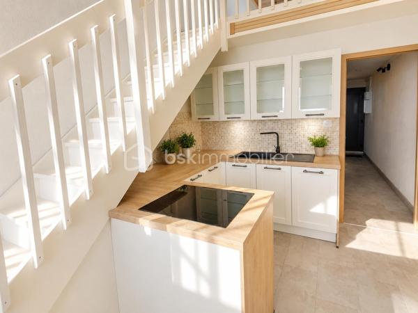 Laissez-vous séduire par ce superbe appartement entièrement rénové, situé au 5ᵉ et dernier étage avec ascenseur, au sein d'une résidence sécurisée avec piscine réservée aux résidents.

Dès l'entrée, un couloir dessert une chambre avec placard, une salle d'eau moderne ainsi que des WC indépendants. Vous découvrirez ensuite une belle cuisine entièrement équipée, ouverte sur un séjour lumineux offrant une vue magnifique.

À l'étage, un vaste salon complète l'espace de vie et dessert deux espaces nuit, idéals pour accueillir famille et amis.

Grâce à sa situation exceptionnelle face à la mer, sa rénovation de qualité, ses beaux volumes et sa luminosité, cet appartement constitue un bien rare, parfait en résidence principale, secondaire ou pour un investissement locatif.

Un bien coup de cœur à découvrir sans tarder !