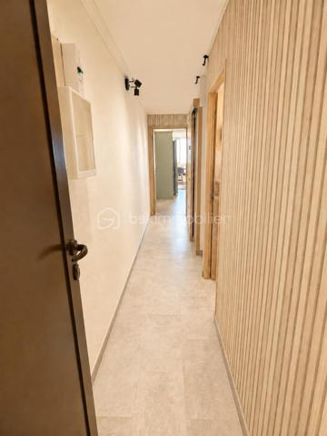 Laissez-vous séduire par ce superbe appartement entièrement rénové, situé au 5ᵉ et dernier étage avec ascenseur, au sein d'une résidence sécurisée avec piscine réservée aux résidents.

Dès l'entrée, un couloir dessert une chambre avec placard, une salle d'eau moderne ainsi que des WC indépendants. Vous découvrirez ensuite une belle cuisine entièrement équipée, ouverte sur un séjour lumineux offrant une vue magnifique.

À l'étage, un vaste salon complète l'espace de vie et dessert deux espaces nuit, idéals pour accueillir famille et amis.

Grâce à sa situation exceptionnelle face à la mer, sa rénovation de qualité, ses beaux volumes et sa luminosité, cet appartement constitue un bien rare, parfait en résidence principale, secondaire ou pour un investissement locatif.

Un bien coup de cœur à découvrir sans tarder !
