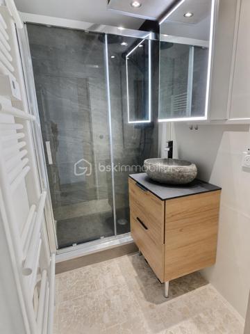 Laissez-vous séduire par ce superbe appartement entièrement rénové, situé au 5ᵉ et dernier étage avec ascenseur, au sein d'une résidence sécurisée avec piscine réservée aux résidents.

Dès l'entrée, un couloir dessert une chambre avec placard, une salle d'eau moderne ainsi que des WC indépendants. Vous découvrirez ensuite une belle cuisine entièrement équipée, ouverte sur un séjour lumineux offrant une vue magnifique.

À l'étage, un vaste salon complète l'espace de vie et dessert deux espaces nuit, idéals pour accueillir famille et amis.

Grâce à sa situation exceptionnelle face à la mer, sa rénovation de qualité, ses beaux volumes et sa luminosité, cet appartement constitue un bien rare, parfait en résidence principale, secondaire ou pour un investissement locatif.

Un bien coup de cœur à découvrir sans tarder !