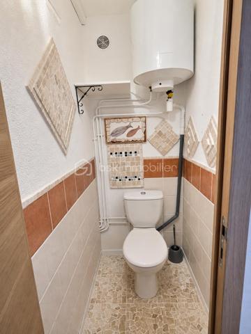 Laissez-vous séduire par ce superbe appartement entièrement rénové, situé au 5ᵉ et dernier étage avec ascenseur, au sein d'une résidence sécurisée avec piscine réservée aux résidents.

Dès l'entrée, un couloir dessert une chambre avec placard, une salle d'eau moderne ainsi que des WC indépendants. Vous découvrirez ensuite une belle cuisine entièrement équipée, ouverte sur un séjour lumineux offrant une vue magnifique.

À l'étage, un vaste salon complète l'espace de vie et dessert deux espaces nuit, idéals pour accueillir famille et amis.

Grâce à sa situation exceptionnelle face à la mer, sa rénovation de qualité, ses beaux volumes et sa luminosité, cet appartement constitue un bien rare, parfait en résidence principale, secondaire ou pour un investissement locatif.

Un bien coup de cœur à découvrir sans tarder !