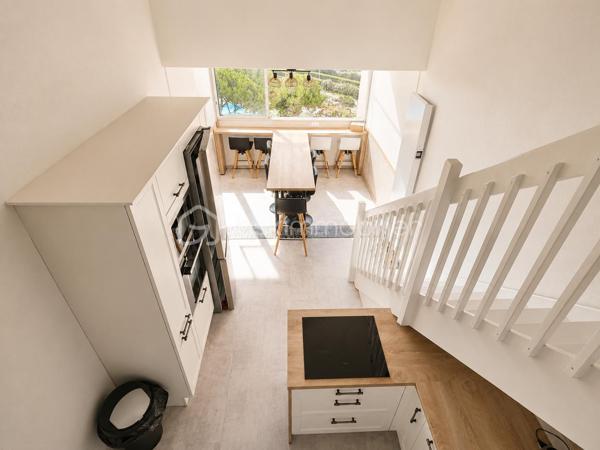 Laissez-vous séduire par ce superbe appartement entièrement rénové, situé au 5ᵉ et dernier étage avec ascenseur, au sein d'une résidence sécurisée avec piscine réservée aux résidents.

Dès l'entrée, un couloir dessert une chambre avec placard, une salle d'eau moderne ainsi que des WC indépendants. Vous découvrirez ensuite une belle cuisine entièrement équipée, ouverte sur un séjour lumineux offrant une vue magnifique.

À l'étage, un vaste salon complète l'espace de vie et dessert deux espaces nuit, idéals pour accueillir famille et amis.

Grâce à sa situation exceptionnelle face à la mer, sa rénovation de qualité, ses beaux volumes et sa luminosité, cet appartement constitue un bien rare, parfait en résidence principale, secondaire ou pour un investissement locatif.

Un bien coup de cœur à découvrir sans tarder !