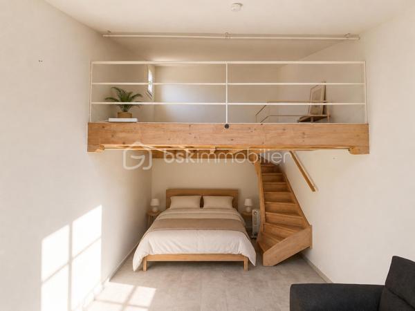 Laissez-vous séduire par ce superbe appartement entièrement rénové, situé au 5ᵉ et dernier étage avec ascenseur, au sein d'une résidence sécurisée avec piscine réservée aux résidents.

Dès l'entrée, un couloir dessert une chambre avec placard, une salle d'eau moderne ainsi que des WC indépendants. Vous découvrirez ensuite une belle cuisine entièrement équipée, ouverte sur un séjour lumineux offrant une vue magnifique.

À l'étage, un vaste salon complète l'espace de vie et dessert deux espaces nuit, idéals pour accueillir famille et amis.

Grâce à sa situation exceptionnelle face à la mer, sa rénovation de qualité, ses beaux volumes et sa luminosité, cet appartement constitue un bien rare, parfait en résidence principale, secondaire ou pour un investissement locatif.

Un bien coup de cœur à découvrir sans tarder !