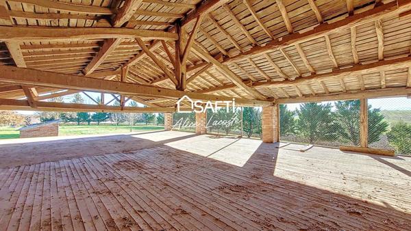 À Lézat-sur-Lèze – Longère avec dépendances sur 2 hectares, idéal pour un projet équestre