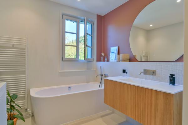 Limonest- Propriété de caractère avec vue panoramique- 5 chambres- Centre village à pied
