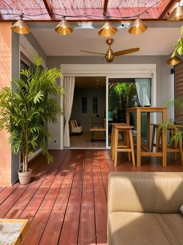 Saint-Gilles les Bains – T2 raffiné aux prestations soignées, varangue, jardin privatif et garage box