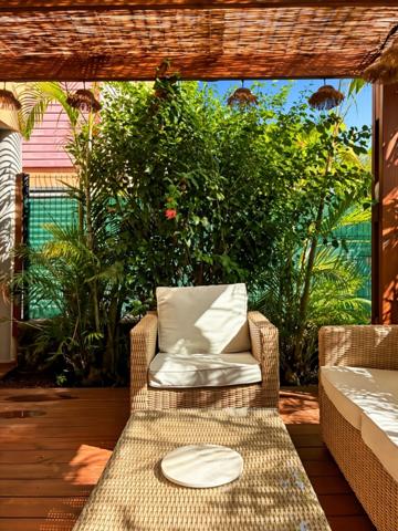 Saint-Gilles les Bains – T2 raffiné aux prestations soignées, varangue, jardin privatif et garage box