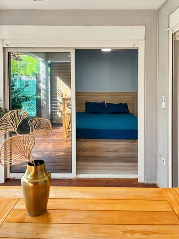 Saint-Gilles les Bains – T2 raffiné aux prestations soignées, varangue, jardin privatif et garage box