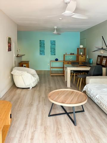 Saint-Gilles les Bains – T2 raffiné aux prestations soignées, varangue, jardin privatif et garage box