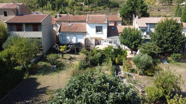 Maison T4 d'environ 70m² à rénover avec petit jardin et dépendance.