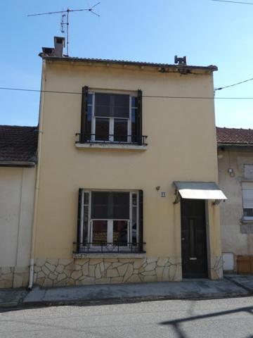 Maison T4 d'environ 70m² à rénover avec petit jardin et dépendance.