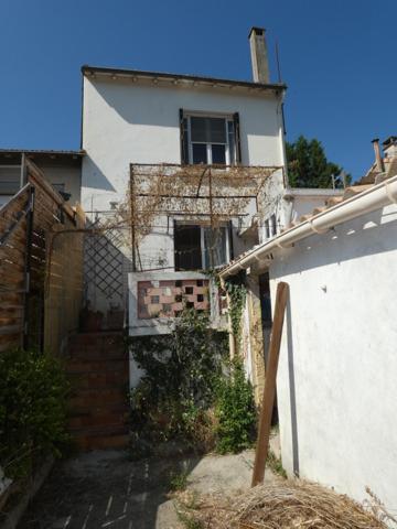 Maison T4 d'environ 70m² à rénover avec petit jardin et dépendance.