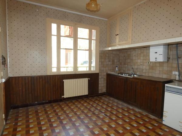 Maison T4 d'environ 70m² à rénover avec petit jardin et dépendance.