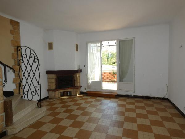 Maison T4 d'environ 70m² à rénover avec petit jardin et dépendance.
