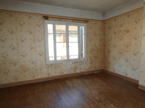Maison T4 d'environ 70m² à rénover avec petit jardin et dépendance.