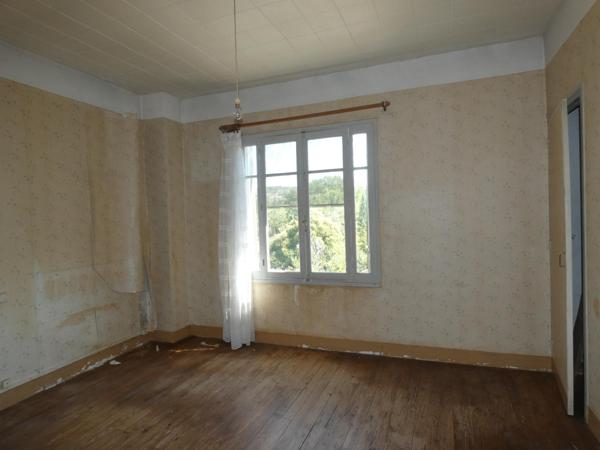 Maison T4 d'environ 70m² à rénover avec petit jardin et dépendance.