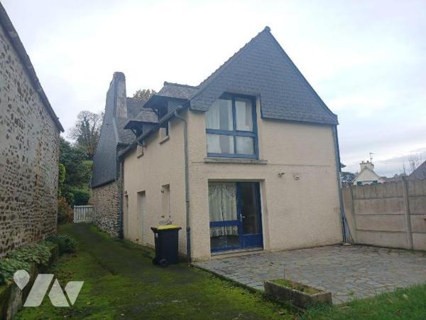 QUARTIER CHATEAU
Maison de ville comprenant :
-au RdC : entrée-rangement, cuisine A/E-séjour,...