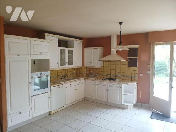 QUARTIER CHATEAU
Maison de ville comprenant :
-au RdC : entrée-rangement, cuisine A/E-séjour,...