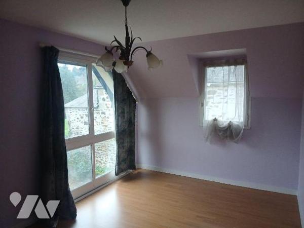 QUARTIER CHATEAU
Maison de ville comprenant :
-au RdC : entrée-rangement, cuisine A/E-séjour,...