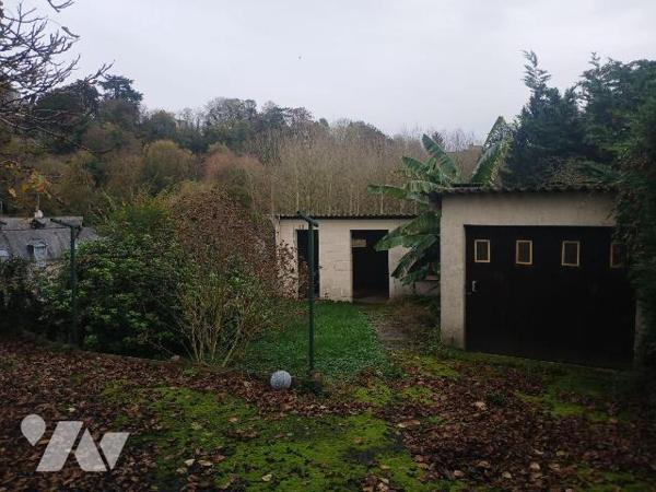 QUARTIER CHATEAU
Maison de ville comprenant :
-au RdC : entrée-rangement, cuisine A/E-séjour,...