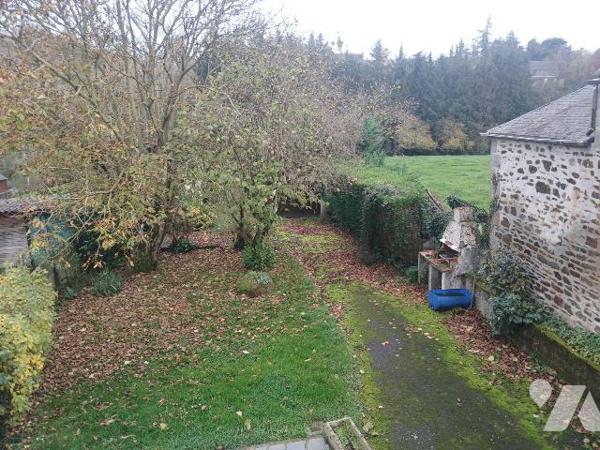 QUARTIER CHATEAU
Maison de ville comprenant :
-au RdC : entrée-rangement, cuisine A/E-séjour,...