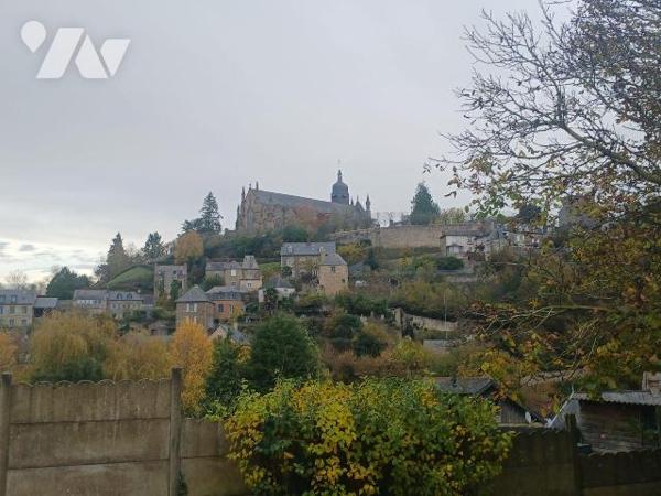 QUARTIER CHATEAU
Maison de ville comprenant :
-au RdC : entrée-rangement, cuisine A/E-séjour,...