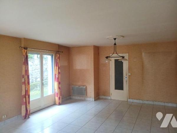 QUARTIER CHATEAU
Maison de ville comprenant :
-au RdC : entrée-rangement, cuisine A/E-séjour,...