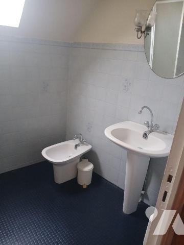 QUARTIER CHATEAU
Maison de ville comprenant :
-au RdC : entrée-rangement, cuisine A/E-séjour,...