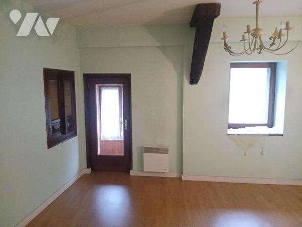 QUARTIER CHATEAU
Maison de ville comprenant :
-au RdC : entrée-rangement, cuisine A/E-séjour,...