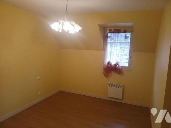 QUARTIER CHATEAU
Maison de ville comprenant :
-au RdC : entrée-rangement, cuisine A/E-séjour,...