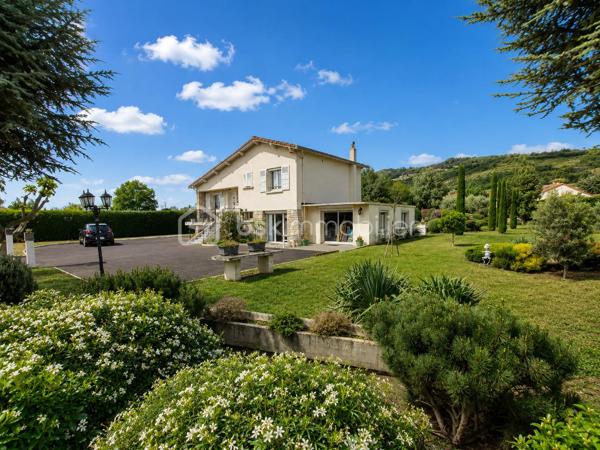 Construite en 1966 sur une belle parcelle close et arborée de 1 935 m², cette maison traditionnelle aux beaux volumes saura séduire les familles en quête d’espace, de confort et de tranquillité.

Dès l’arrivée, vous découvrirez un environnement agréable et verdoyant, sublimé par des extérieurs soigneusement aménagés avec piscine (8X4), pool house et vaste terrasse propice aux moments de convivialité.

Le rez-de-chaussée accueille un grand espace de réception avec coin bar et espace détente équipé d’un point d’eau, idéal pour recevoir famille et amis dans une ambiance conviviale. Cet espace donne directement accès à la terrasse et aux extérieurs. En demi-niveau et demi sous-sol, la maison dispose également d’une chambre avec salle d’eau, d’un WC séparé, d’une buanderie ainsi que de plusieurs espaces de rangement.

À l’étage, un couloir dessert une cuisine indépendante aménagée et équipée, un séjour lumineux, trois chambres, une salle de bain, un WC séparé ainsi que de nombreux placards et penderies.

Le chauffage est assuré par des radiateurs électriques complétés par le poêle à granulés installé dans l’espace de vie du rez-de-chaussée.

Côté annexes, le bien bénéficie d’un double garage avec cave à l’arrière, d’un atelier attenant à la maison et de combles perdus au-dessus.

Cette propriété offre un fort potentiel pour accueillir une grande famille, recevoir des proches ou simplement profiter d’un cadre de vie privilégié avec de beaux espaces intérieurs et extérieurs.

Un bien rare sur le secteur, alliant charme, fonctionnalité et qualité de vie.